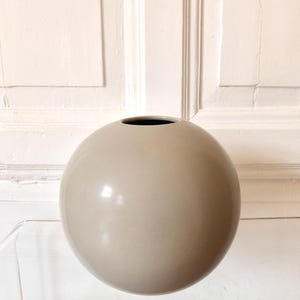 Vaso esférico de cerâmica vintage cinza