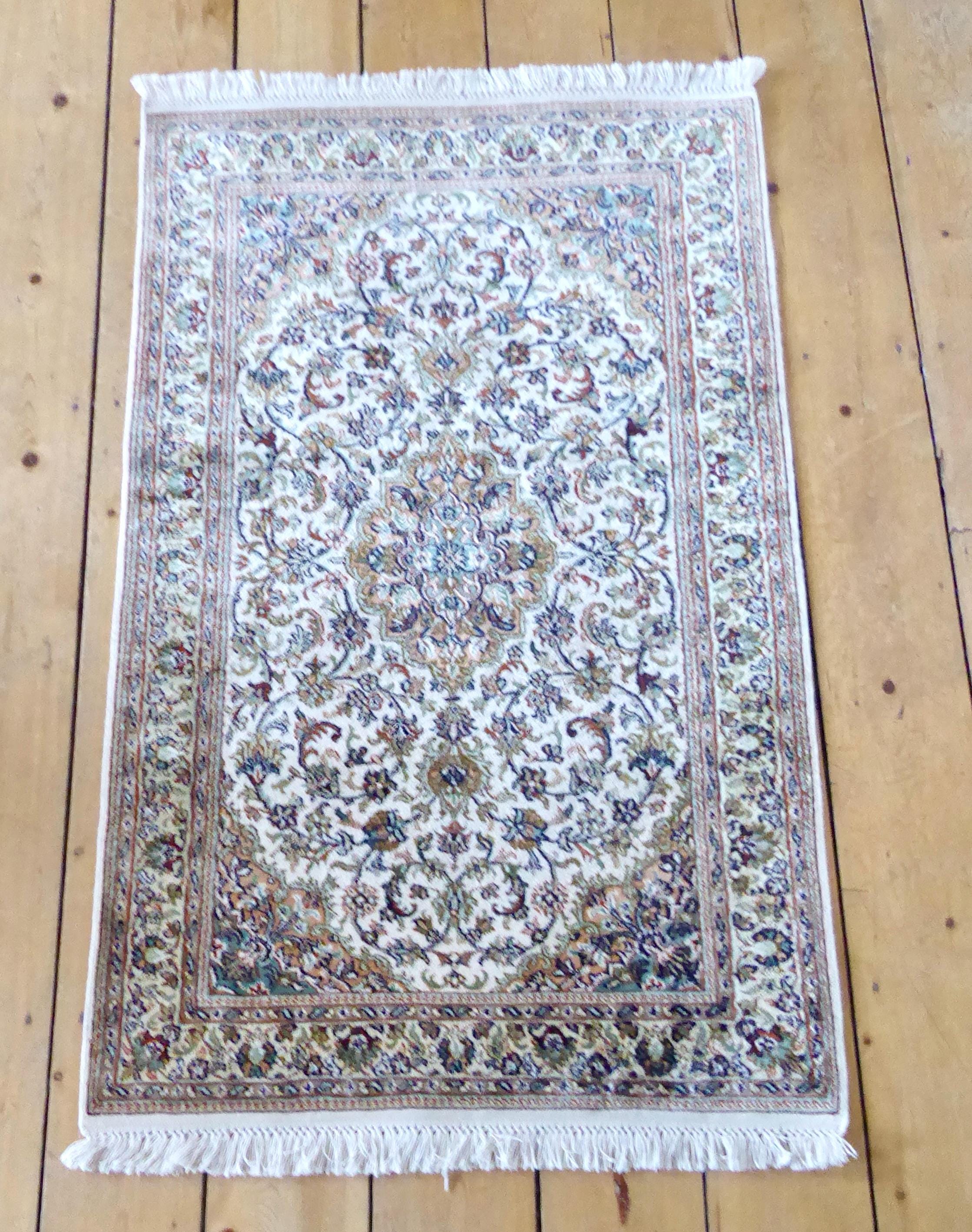 インドで手織りされた素晴らしいオリエンタルシルクラグ、79 x 126 cm