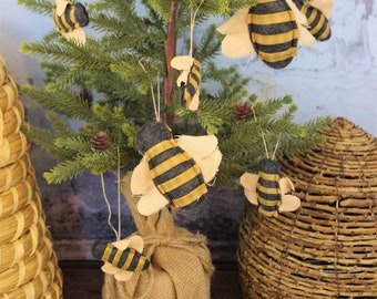 Conjunto de 4 adornos hechos a mano primitivos de abeja de miel, decoración rústica del árbol de la granja, regalo especial para el apicultor, la abeja reina y sus hijas