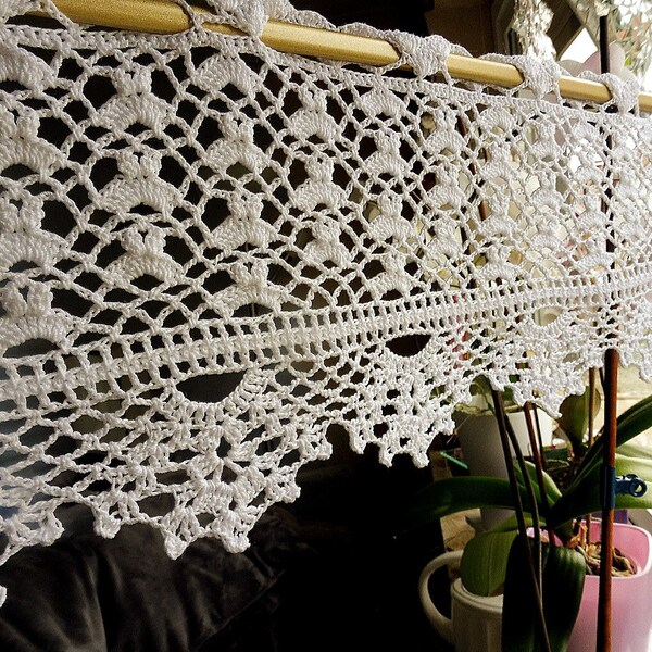 Curtain crocheted ..