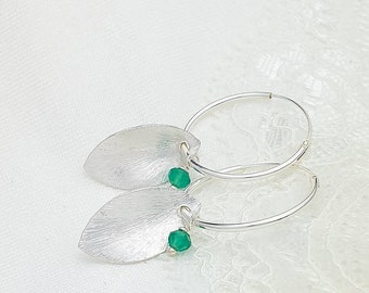 Pendientes de aro con hoja, pendientes de aro con piedra verde, pendientes de aro plata 925 con colgante, pendientes hechos a mano, regalo para hija