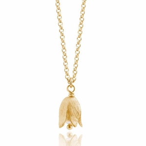 Könnte beinhalten: Eine goldene Halskette mit einer zarten Kette und einem Anhänger in Form einer Glockenblume.
