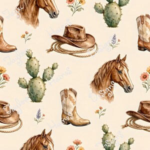 Pode incluir: Um padrão repetitivo com ilustrações em aguarela de cabeças de cavalo castanhas, botas de cowboy bege, chapéus de cowboy castanhos com cordas, catos de palma verdes e pequenos grupos de flores silvestres laranja, amarelas e roxas num fundo creme.