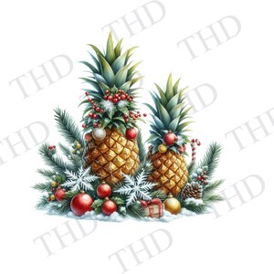 Puede incluir: Dos piñas doradas decoradas con adornos navideños rojos y blancos, rodeadas de ramas de pino verdes, bayas rojas y copos de nieve blancos. Las piñas están sentadas sobre un lecho de nieve blanca.