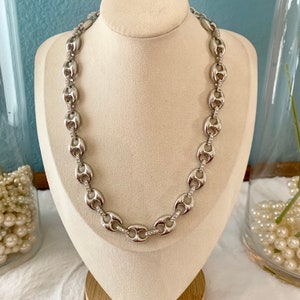 Gorgeous Ann Taylor rhinestone silver tone necklace 21”