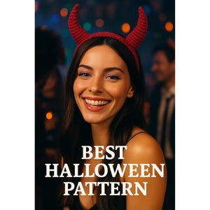 Può includere: Una donna sorride, indossa una fascia con corna da diavolo rosse. Il testo "BEST HALLOWEEN PATTERN" è visualizzato in bianco nella parte inferiore dell'immagine. Lo sfondo è sfocato con luci di festa.