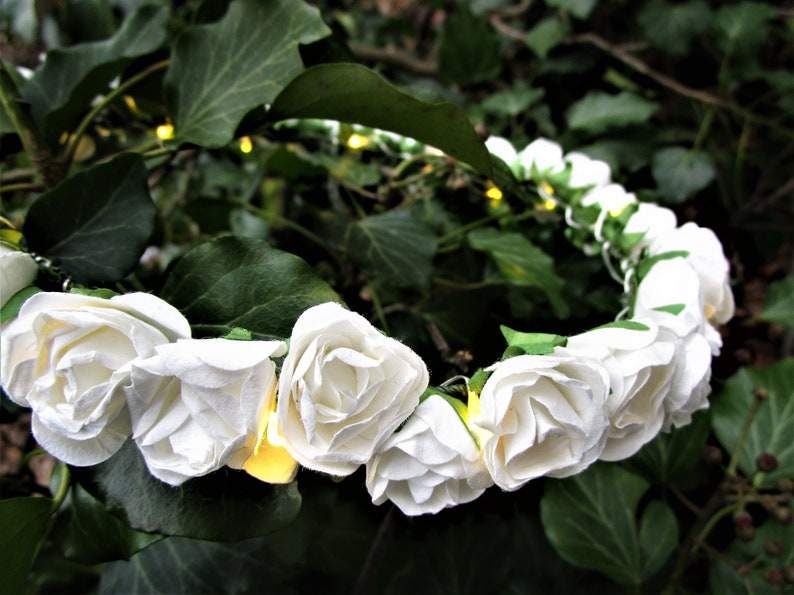 Blumenkranz mit Lichtern Haarkranz Rosen weiß Bild 1