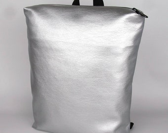 Minimalist Backpack aus Kunstleder in silber