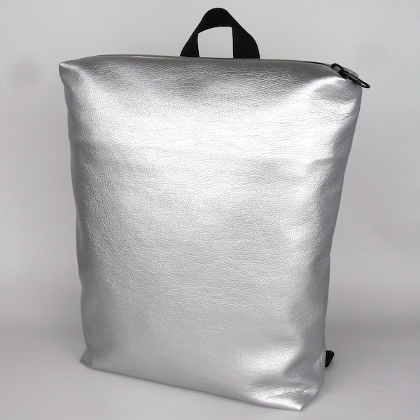 Minimalist Backpack aus Kunstleder in silber