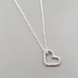 Collar con colgante pequeño corazón de plata imagen 1