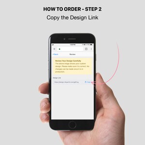 K&ouml;nnte beinhalten: Der Bildschirm eines Mobiltelefons zeigt eine &Uuml;bersichtsseite mit einem Design-Link. Der Text auf dem Bildschirm lautet "&Uuml;berpr&uuml;fen Sie Ihr Design sorgf&auml;ltig. Das obige Bild zeigt Ihr individuelles Design. Bitte stellen Sie sicher, dass es korrekt ist. &Auml;nderungen k&ouml;nnen nicht mehr vorgenommen werden, sobald es in Produktion ist. Design-Link: https://design.rileyprint.com/tcg". Ein Button mit der Bezeichnung "Kopieren" ist hervorgehoben.