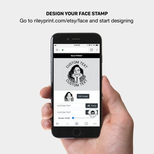 Puede incluir: La pantalla de un tel&eacute;fono inteligente que muestra un sitio web para dise&ntilde;ar sellos de cara personalizados. La pantalla muestra una ilustraci&oacute;n en blanco y negro de una cara con el texto "CUSTOM TEXT" alrededor. El sitio web tiene opciones para editar la imagen, elegir fuentes y ajustar el ancho del borde.
