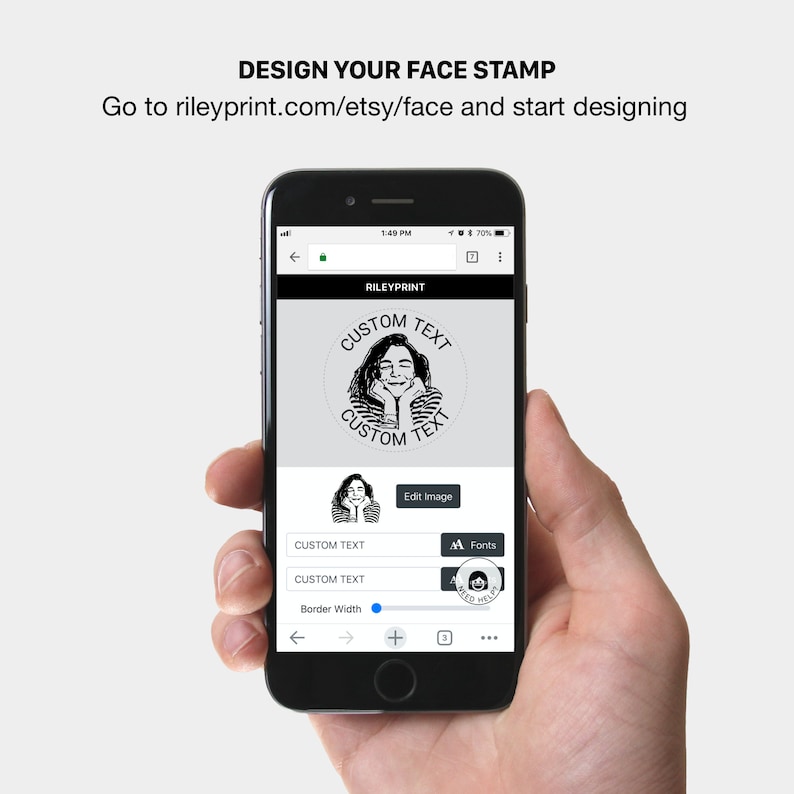 Puede incluir: La pantalla de un tel&eacute;fono inteligente que muestra un sitio web para dise&ntilde;ar sellos de cara personalizados. La pantalla muestra una ilustraci&oacute;n en blanco y negro de una cara con el texto "CUSTOM TEXT" alrededor. El sitio web tiene opciones para editar la imagen, elegir fuentes y ajustar el ancho del borde.
