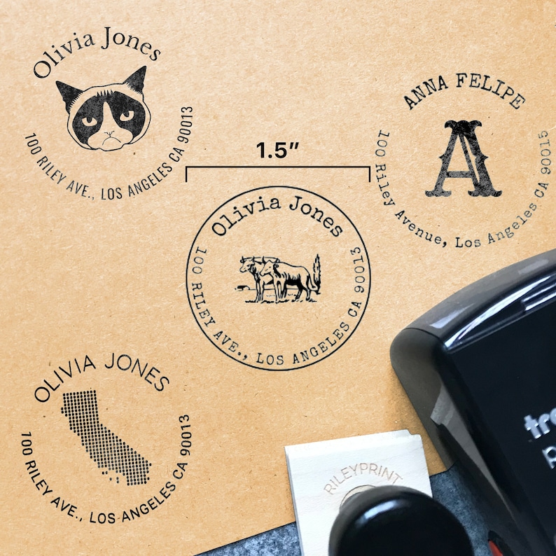 K&ouml;nnte beinhalten: Drei verschiedene Stempel aus Gummi mit schwarzer Tinte. Der erste Stempel ist ein runder Stempel mit einer Schwarzwei&szlig;illustration einer m&uuml;rrischen Katze. Der zweite Stempel ist ein runder Stempel mit einer Schwarzwei&szlig;illustration von drei K&uuml;hen. Der dritte Stempel ist ein runder Stempel mit einer Schwarzwei&szlig;illustration des Buchstabens A. Alle drei Stempel tragen den Text "Olivia Jones" und "100 Riley Ave., Los Angeles CA 90013".
