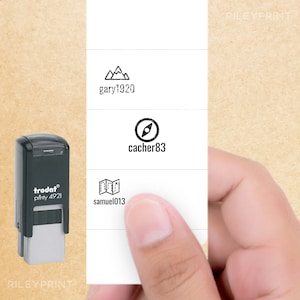 Tampon Geocaching - 1/2" petit tampon Geocache. Idéal pour signer une nano bûche. Nombreuses images clipart. Tampon auto-encreur trouvé par géocacheur.