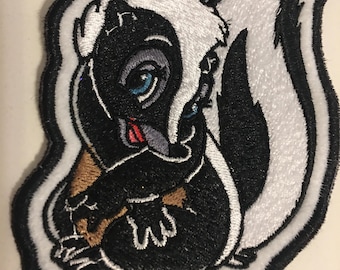 Lindo parche bordado de mofeta para coser o planchar