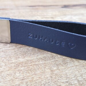 Schlüsselanhänger mit Wunschtext handgestempelt Rindsleder personalisiert Blau (Dunkelblau)