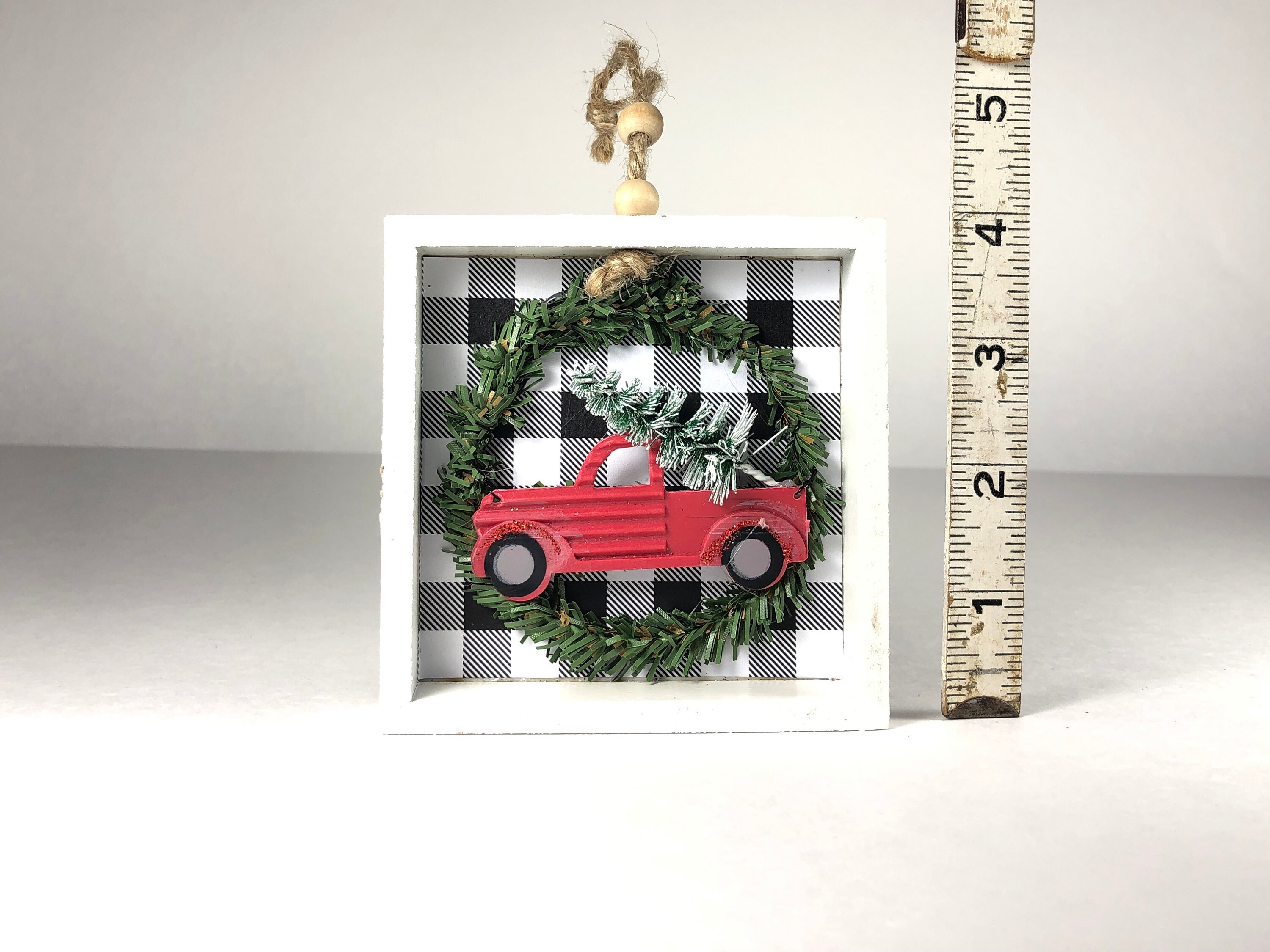 Pequeña caja de sombras de madera con guirnalda de hoja | Etsy