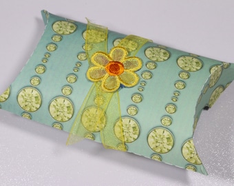 Pillowbox, Kissenschachtel blau mit gelber Stoffblume (PB011)