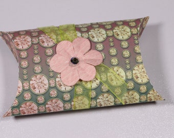 Pillowbox/cushion box in pink/violet with pink paper flower (PB004)