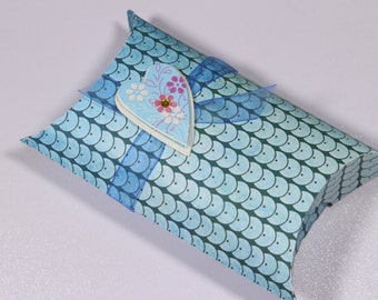 Pillowbox, Kissenschachtel blau mit aufwendigem Herzsticker (PB013)