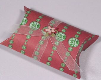 Pillowbox in red/green with flower sticker (PB 005)