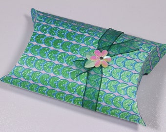 Pillowbox, Kissenschachtel  grün mit Blumensticker (PB014)