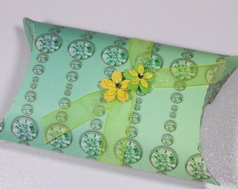 Pillowbox, green/yellow pillow box with yellow flower stickers (PB009)