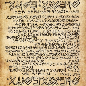 Könnte beinhalten: Eine Nahaufnahme einer Textseite, die in einer unbekannten Sprache geschrieben ist. Der Text ist in schwarzer Tinte auf einem pergamentartigen Hintergrund geschrieben. Der Text ist in einer kursiven Schriftart geschrieben und scheint ein Code oder eine Chiffre zu sein.