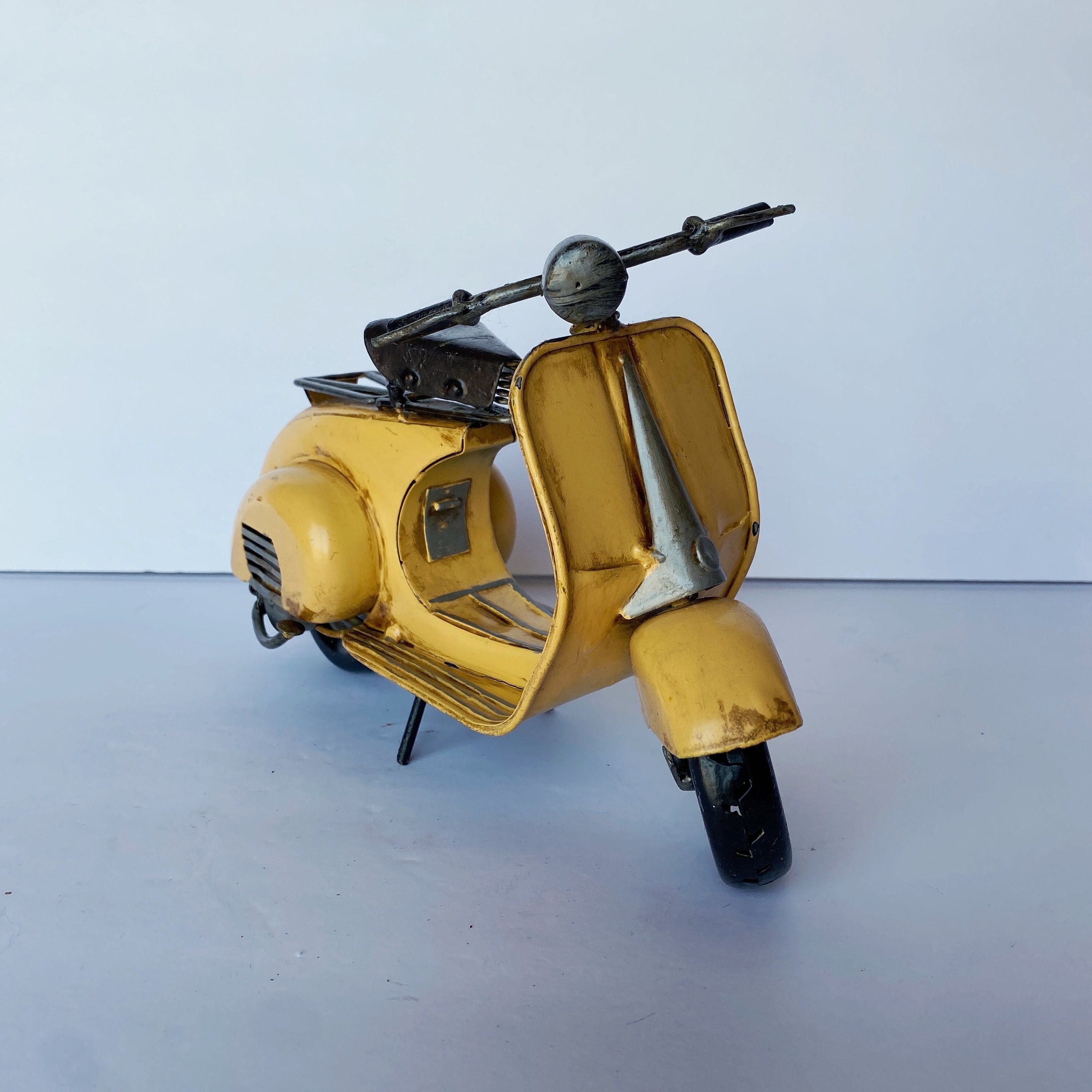 Yellow Model Vespa, Mini Model Car, Vintage Retro Vespa Scooter