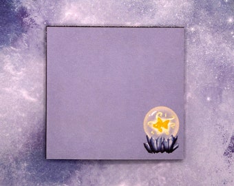 Op de afbeelding: Een paarse kaart met een gele ster in een heldere bol op een bed van paarse kristallen. De achtergrond is een paarse en witte galaxie.