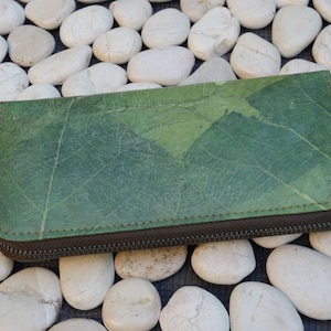 Cartera con cremallera de hoja real