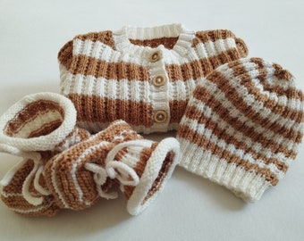 Hand-knitted baby clothes in sizes 50-56