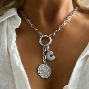 Collar con medallón de estrella del norte de plata, colgante con inicial pavé y cadena gruesa