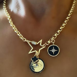 Collana con ciondolo in oro / Stella e trifoglio in smalto nero / Ciondolo con occhio maligno in cristallo su Rolo