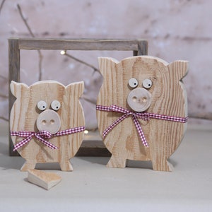 2 pigs made of natural wood