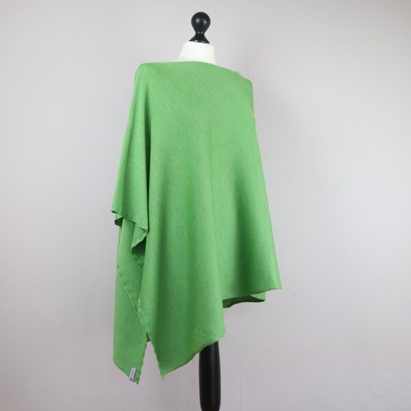 Poncho aus feinster, italienischer Merinowolle / Cape / Schal