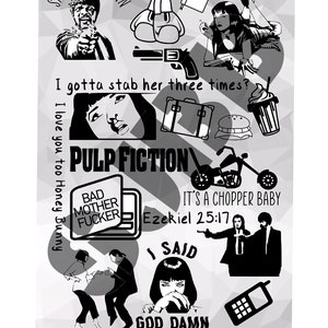 Può includere: Illustrazione in bianco e nero di varie scene e citazioni dal film Pulp Fiction. L'illustrazione include personaggi, oggetti e testo del film, come "Say What Again", "I gotta stab her three times?", "Pulp Fiction", "Bad Mother Fucker", "It's a Chopper Baby", "Ezekiel 25:17", "I Said" e "God Damn".
