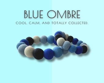 Collier bleu ombré pour animal de compagnie : bijoux faits main en laine et pompons pour chien