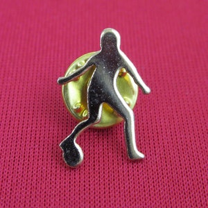 Kleine goldfarbene Anstecknadel aus Metall Fußballer Brosche