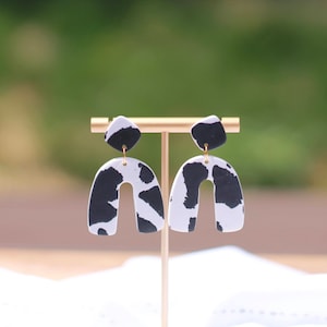 Pendientes de arcilla polimérica / Pendientes de arcilla divertidos / Pendientes de arcilla blanca y negra / Pendientes de estampado de vaca / Pendientes colgantes / Pendientes de declaración