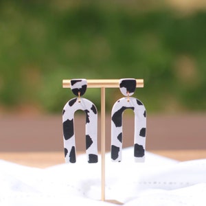 Pendientes de arcilla polimérica / Pendientes de arcilla divertidos / Pendientes de arcilla blanca y negra / Pendientes de estampado de vaca / Pendientes colgantes / Pendientes de declaración
