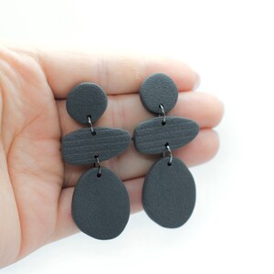 Pendientes de arcilla polimérica / Pendientes de arcilla divertida / Pendientes de arcilla negra / Pendientes de verano / Pendientes colgantes / Pendientes llamativos