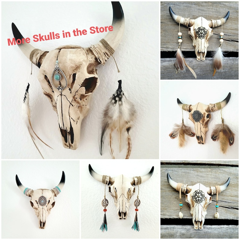 Peut inclure: Un collage de six images repr&eacute;sentant des cr&acirc;nes de taureau blancs avec des accents d&eacute;coratifs. Chaque cr&acirc;ne a un design diff&eacute;rent, y compris des plumes, des perles et des pierres turquoise. Le texte "More Skulls in the Store" appara&icirc;t dans le coin sup&eacute;rieur gauche de l'image.