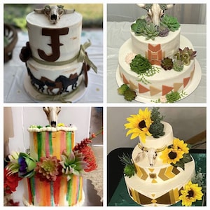 Peut inclure: Quatre g&acirc;teaux diff&eacute;rents d&eacute;cor&eacute;s sur le th&egrave;me du sud-ouest. Les g&acirc;teaux sont tous blancs avec des accents de couleurs diff&eacute;rentes. Un g&acirc;teau a un cr&acirc;ne sur le dessus et est d&eacute;cor&eacute; de succulentes. Un autre g&acirc;teau a un cr&acirc;ne sur le dessus et est d&eacute;cor&eacute; de rayures color&eacute;es. Le troisi&egrave;me g&acirc;teau a un cr&acirc;ne sur le dessus et est d&eacute;cor&eacute; d'un motif g&eacute;om&eacute;trique. Le quatri&egrave;me g&acirc;teau a un cr&acirc;ne sur le dessus et est d&eacute;cor&eacute; de tournesols.