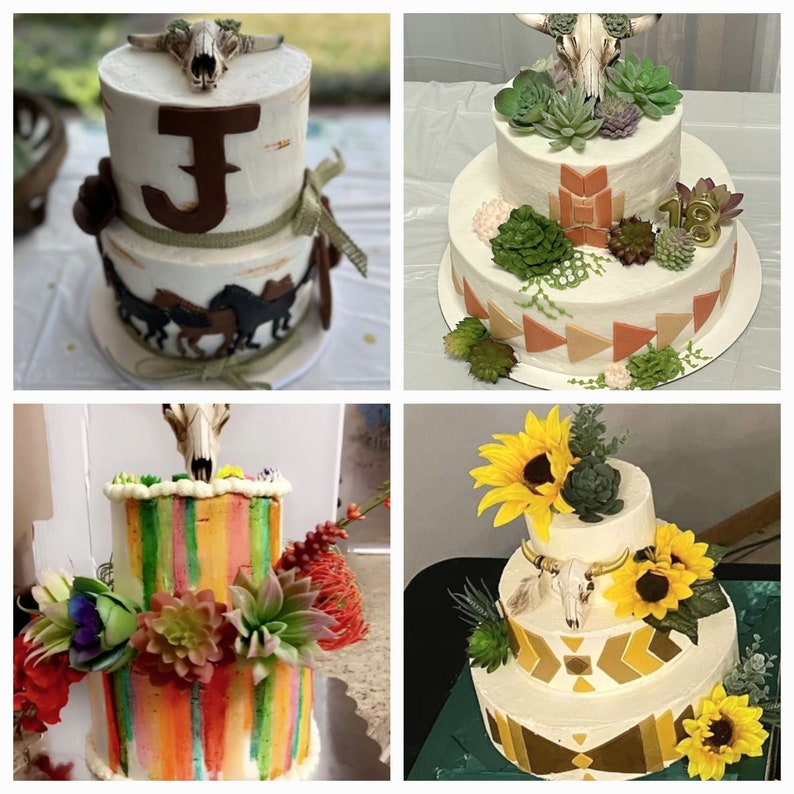 Peut inclure: Quatre g&acirc;teaux diff&eacute;rents d&eacute;cor&eacute;s sur le th&egrave;me du sud-ouest. Les g&acirc;teaux sont tous blancs avec des accents de couleurs diff&eacute;rentes. Un g&acirc;teau a un cr&acirc;ne sur le dessus et est d&eacute;cor&eacute; de succulentes. Un autre g&acirc;teau a un cr&acirc;ne sur le dessus et est d&eacute;cor&eacute; de rayures color&eacute;es. Le troisi&egrave;me g&acirc;teau a un cr&acirc;ne sur le dessus et est d&eacute;cor&eacute; d'un motif g&eacute;om&eacute;trique. Le quatri&egrave;me g&acirc;teau a un cr&acirc;ne sur le dessus et est d&eacute;cor&eacute; de tournesols.