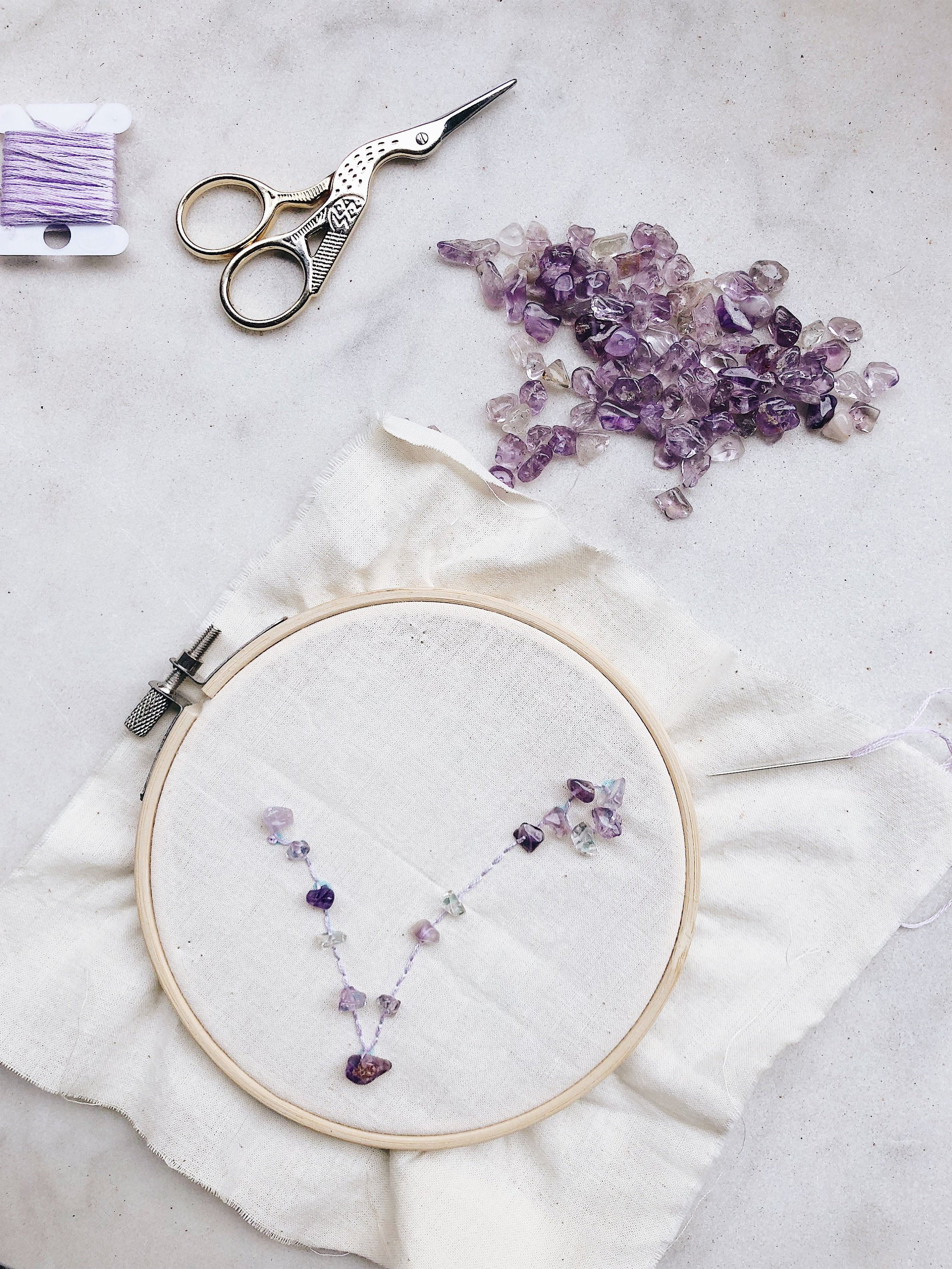 Broderie Constellation Pierres Fines