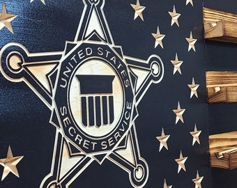 Expositor de monedas conmemorativas con la bandera estadounidense, de madera discreta, del Servicio Secreto de los Estados Unidos. Capacidad para 90-100 monedas. Alta calidad. Hecho a mano en Texas.