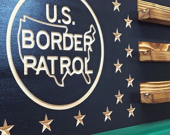 Expositor de monedas de madera con la bandera estadounidense de la Línea Verde Delgada de la Patrulla Fronteriza de EE. UU., con capacidad para 90-100 monedas, de alta calidad, hecho a mano en Texas.