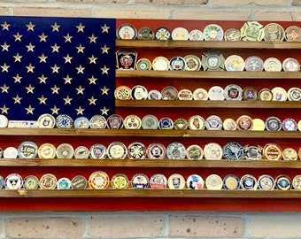 Expositor clásico de madera con la bandera estadounidense para monedas conmemorativas, con capacidad para 90-100 monedas, de alta calidad, hecho a mano en Texas.